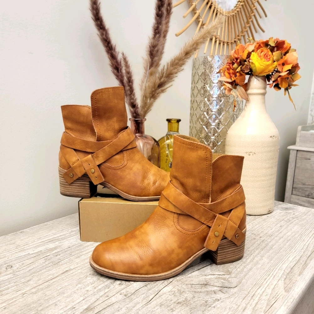 SALE 🥳 UGG Elora Moto Ankle Boot